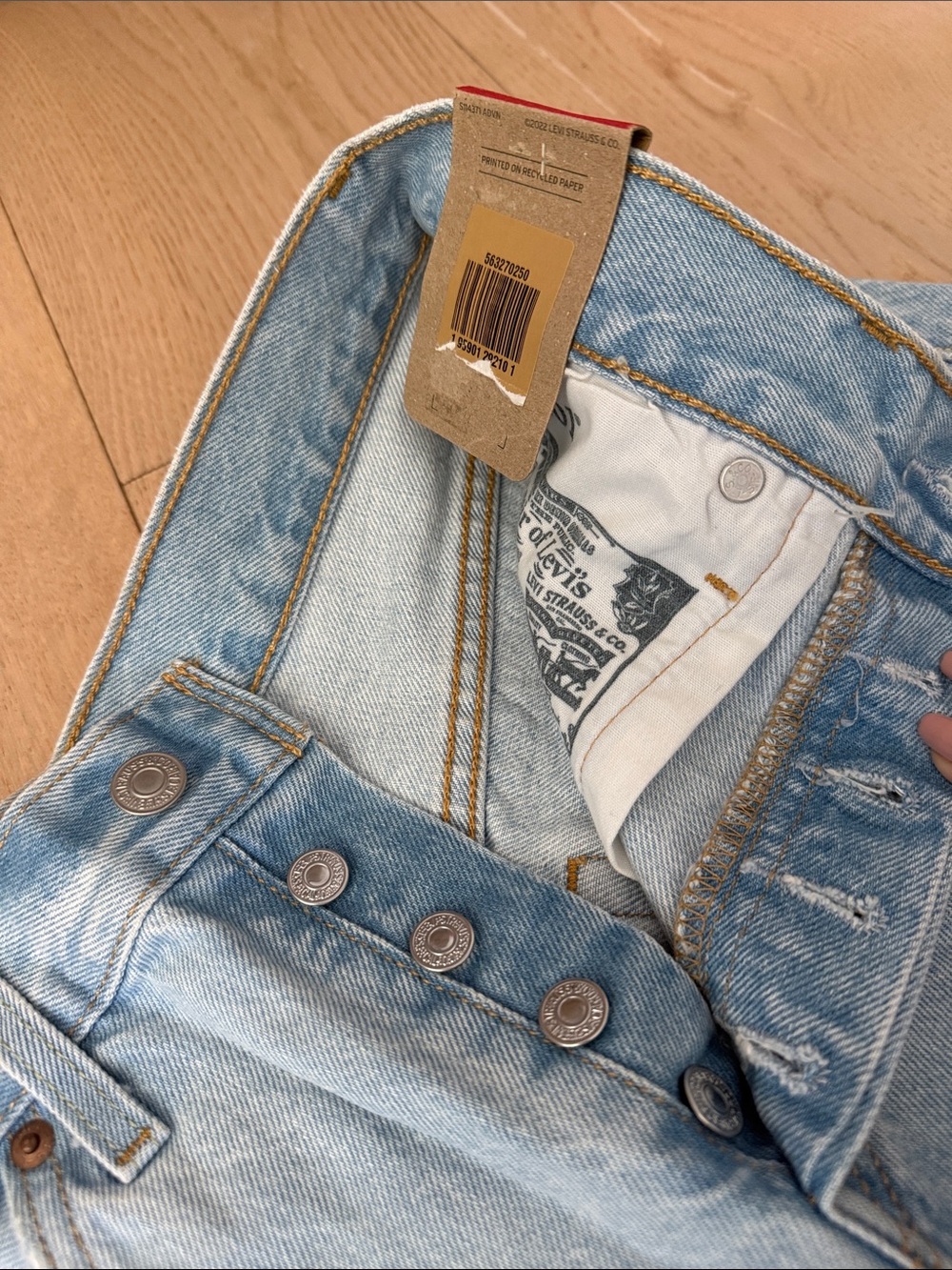 Levi's NEW Light tBlue Distressed High-Rise Denim Shorts size 28 - Picture 4 of 9